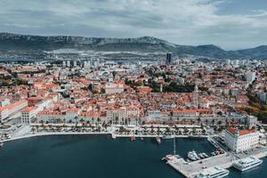 Flygfoto över en kroatisk stad foto
