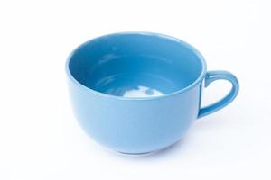 blå keramisk skål på en vit bakgrund
