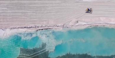 fågelperspektiv av en strand under dagtid foto