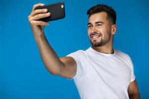 man tar en selfie foto