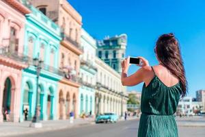 turist flicka i populär område i Havanna, kuba. ung kvinna resande leende Lycklig. foto