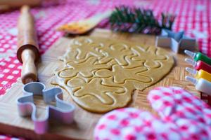 skärande pepparkaka kaka deg för jul foto