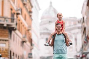 Lycklig pappa och liten förtjusande flicka reser i rom, Italien foto