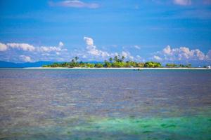obebodd tropisk ö i de öppen hav i de filippinerna foto
