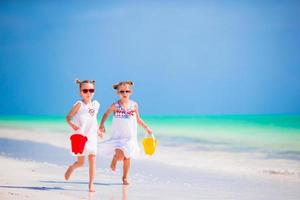 förtjusande liten flickor ha roligt på de strand foto