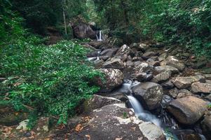 landskap i khao chamao vattenfall nationalpark foto