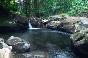 flod i khao chamao vattenfall nationalpark