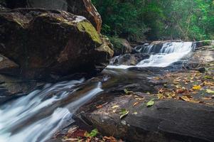 landskap i khao chamao vattenfall nationalpark foto