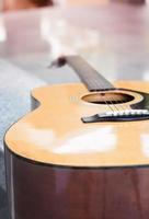 närbild av en akustisk gitarr på ett bord foto
