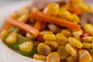 fläskrätt med morötter och majs foto