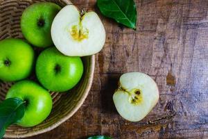 gröna äpplen i en korg foto
