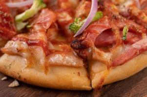 hemlagad pizza med ingredienser foto