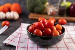 färska mogna tomater på en röd rutig trasa foto