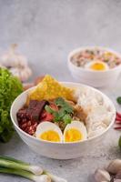 yentafo thailändsk måltid med kokt ägg, vårlök, chili, lime och vitlök foto