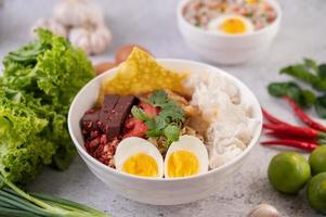 thailändska nudlar med kokt ägg, vårlök, chili, lime och vitlök