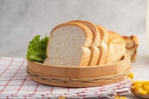 olika bröd visas på ett bord foto