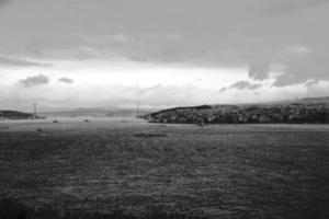 svartvitt av ett lugnt hav foto