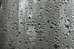 regndroppar på ett fönster foto