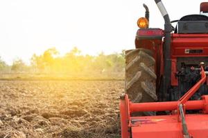 solljus på en traktor foto