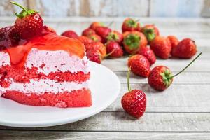 jordgubbar och en tårta foto