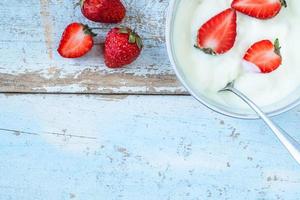jordgubbar och yoghurt foto