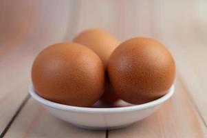 ägg placeras i en liten kopp foto
