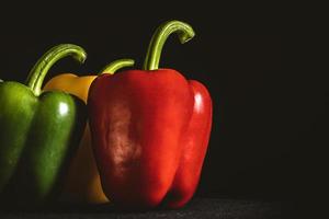 paprika på en mörk bakgrund foto