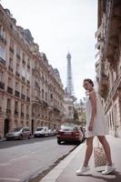 kvinna som går på trottoaren i paris foto