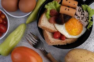 grönsaksallad med bröd och kokta ägg foto