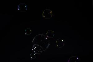 bubblor på svart bakgrund foto