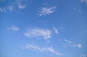 himlen och molnen foto