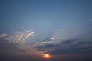 himlen och molnen vid solnedgången foto