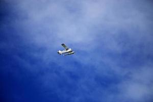 sydney, australien, 2020 - vitt flygplan i en blå himmel foto