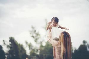 mamma och lilla dotter som leker tillsammans på en äng foto