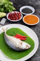 makrillfisk med risnudlar och grönsaker foto