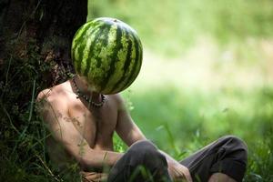pojke med en vattenmelon istället av huvud foto