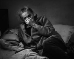 porträtt av en mycket gammal och trött kvinna foto