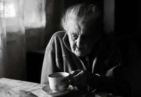 gammal deprimerad kvinna foto