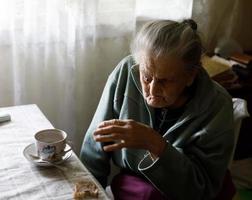 äldre ensam kvinna foto