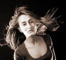 kvinna med hår flygande foto