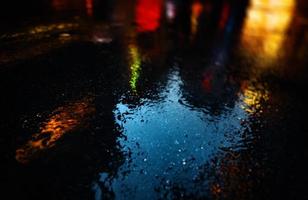 nyc gator efter regn med reflektioner på våt asfalt foto