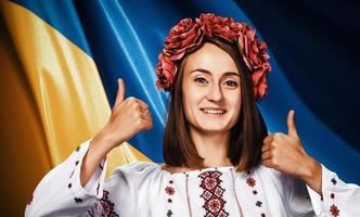 ung flicka i den ukrainska nationella dräkten foto