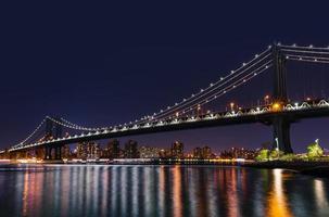 manhattan bridge på natten foto