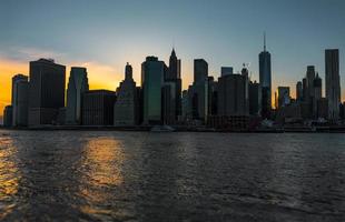 panorama av manhattan horisont under sunse foto