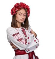 ung flicka i den ukrainska nationella dräkten foto