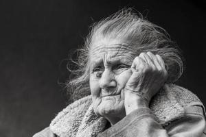 mycket gammal och trött rynkig kvinna utomhus foto