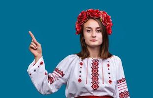 ung flicka i den ukrainska nationella dräkten foto