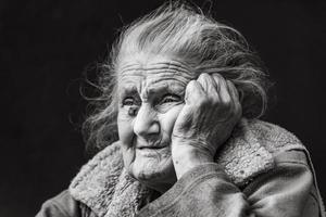 mycket gammal och trött rynkig kvinna utomhus foto