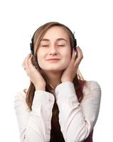 flicka lyssnande till musik i hörlurar foto