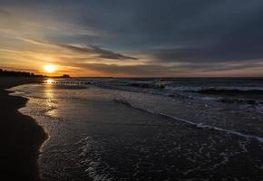 soluppgång tidigt morgon- på de havet foto